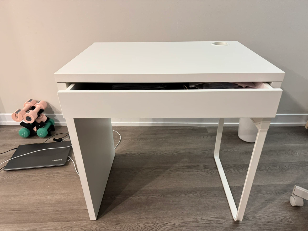 IKEA MICKE Desk in White - photo 2