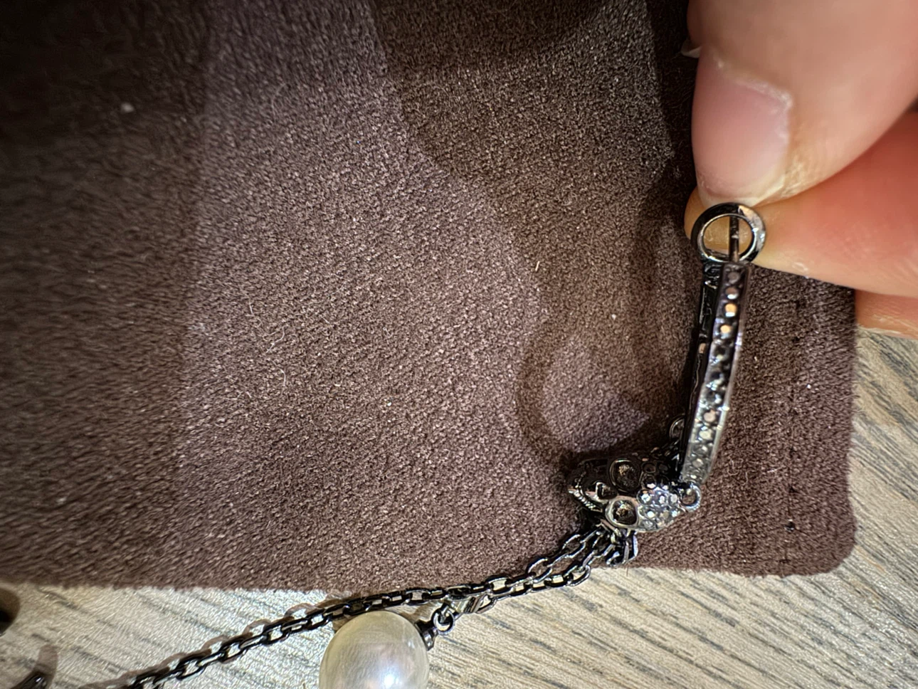Alexander McQueen Single black Pearl Dangle Earring - photo 2