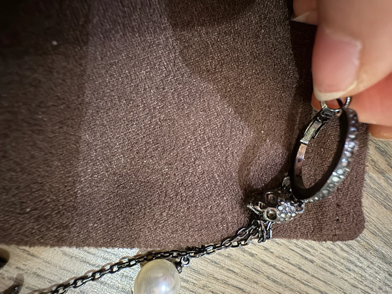 Alexander McQueen Single black Pearl Dangle Earring - photo 3