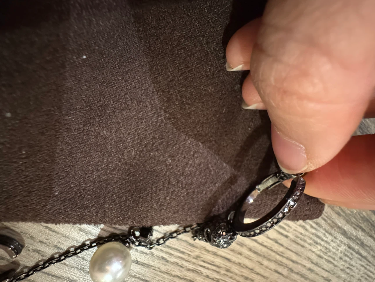 Alexander McQueen Single black Pearl Dangle Earring - photo 4