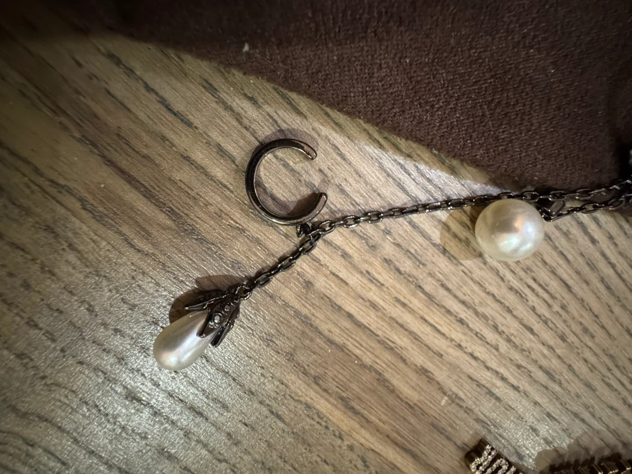 Alexander McQueen Single black Pearl Dangle Earring - photo 5