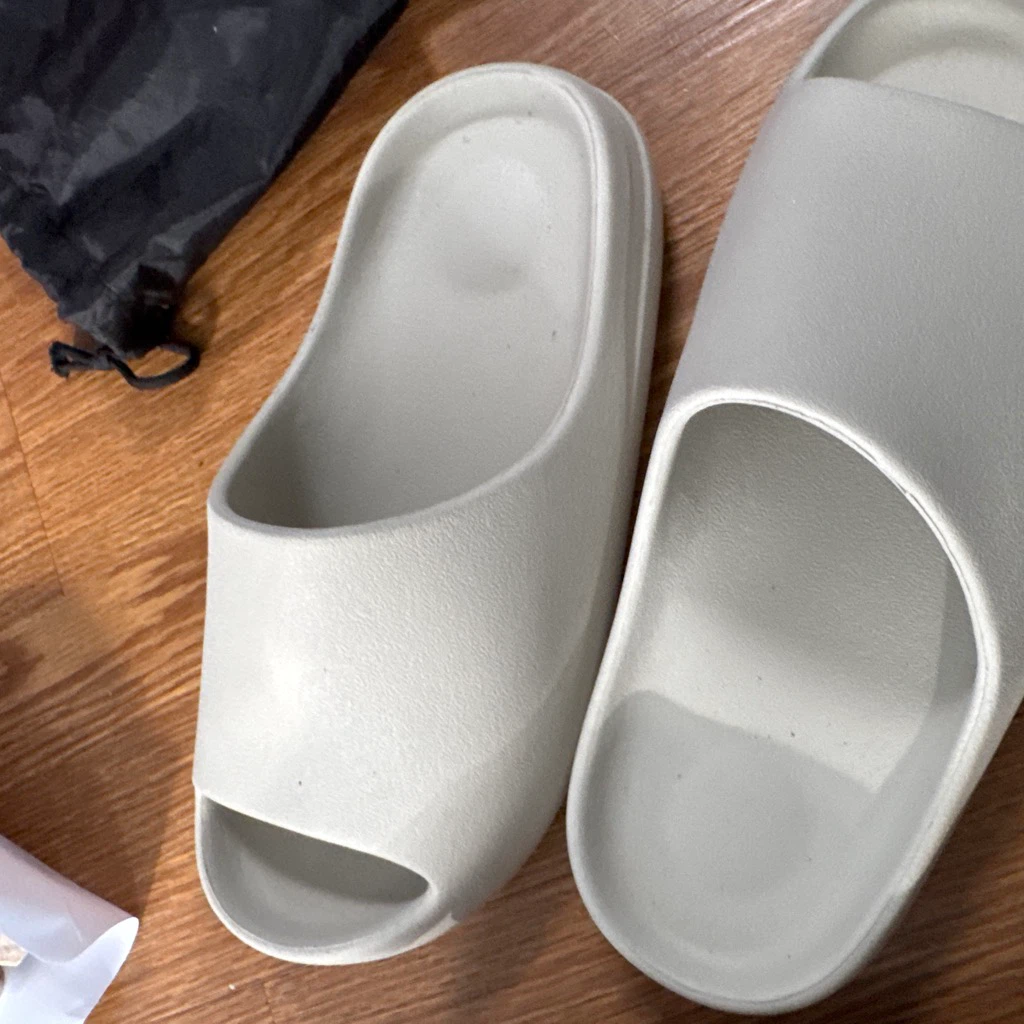 Cream Yeezy Slides - photo 2