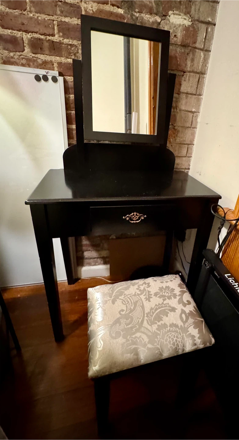 Giantex Vanity Dressing Table in Manhattan, NY