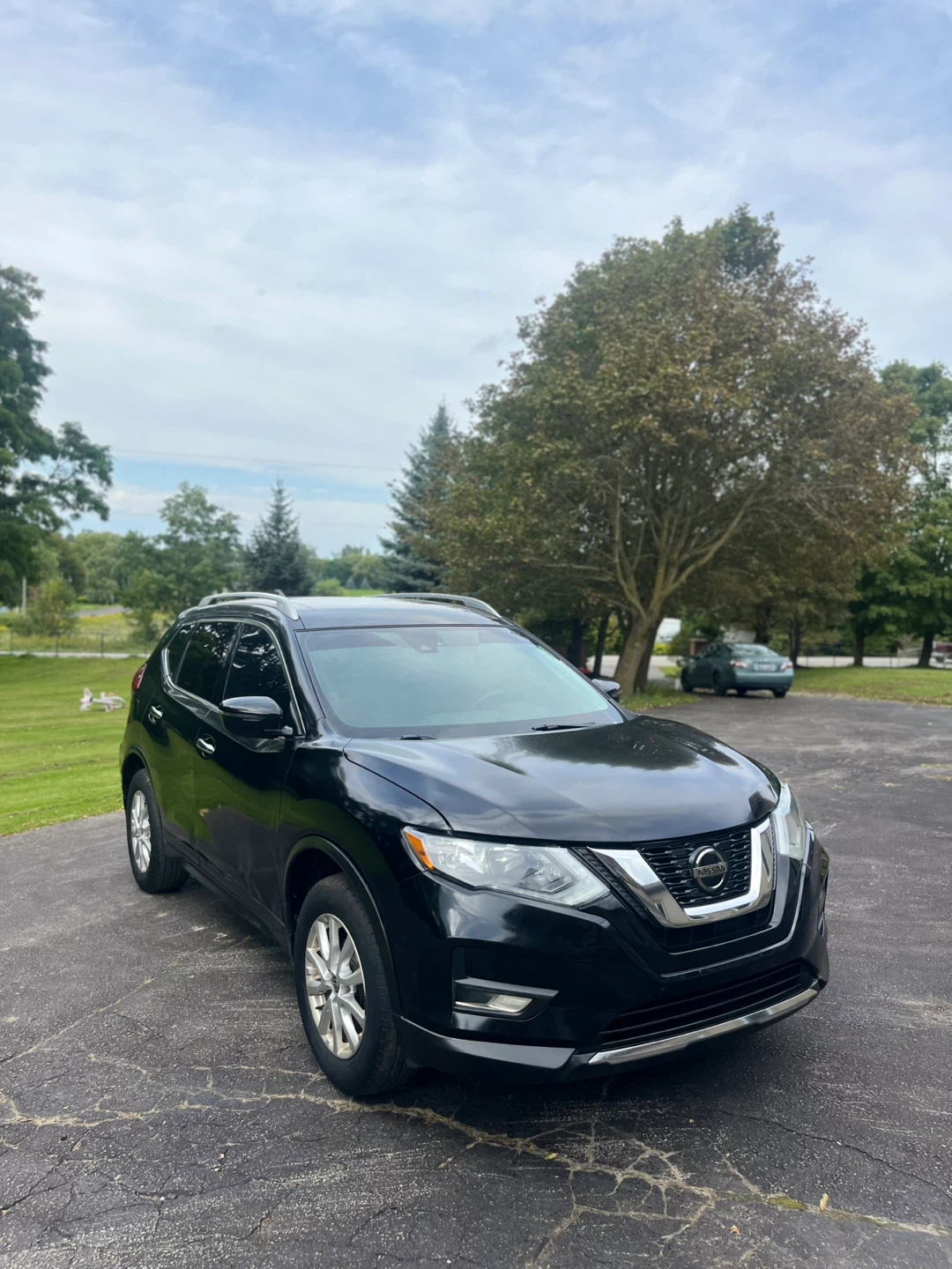 2019 Nissan Rogue SV- Urgent Sale - photo 2