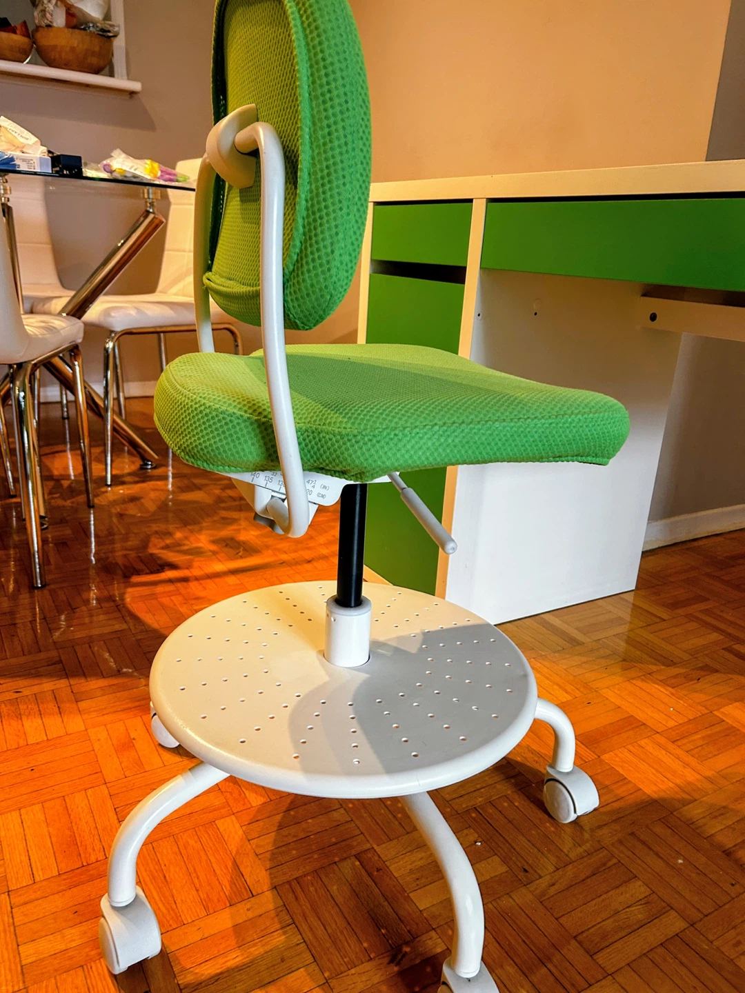 IKEA Micke Desk and Chair Set - photo 2