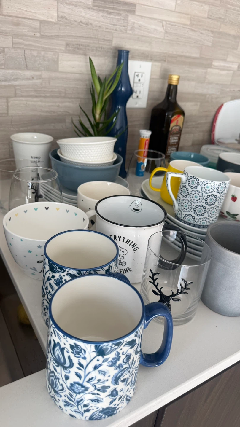 Kitchenware bundle of assorted mugs and dishware