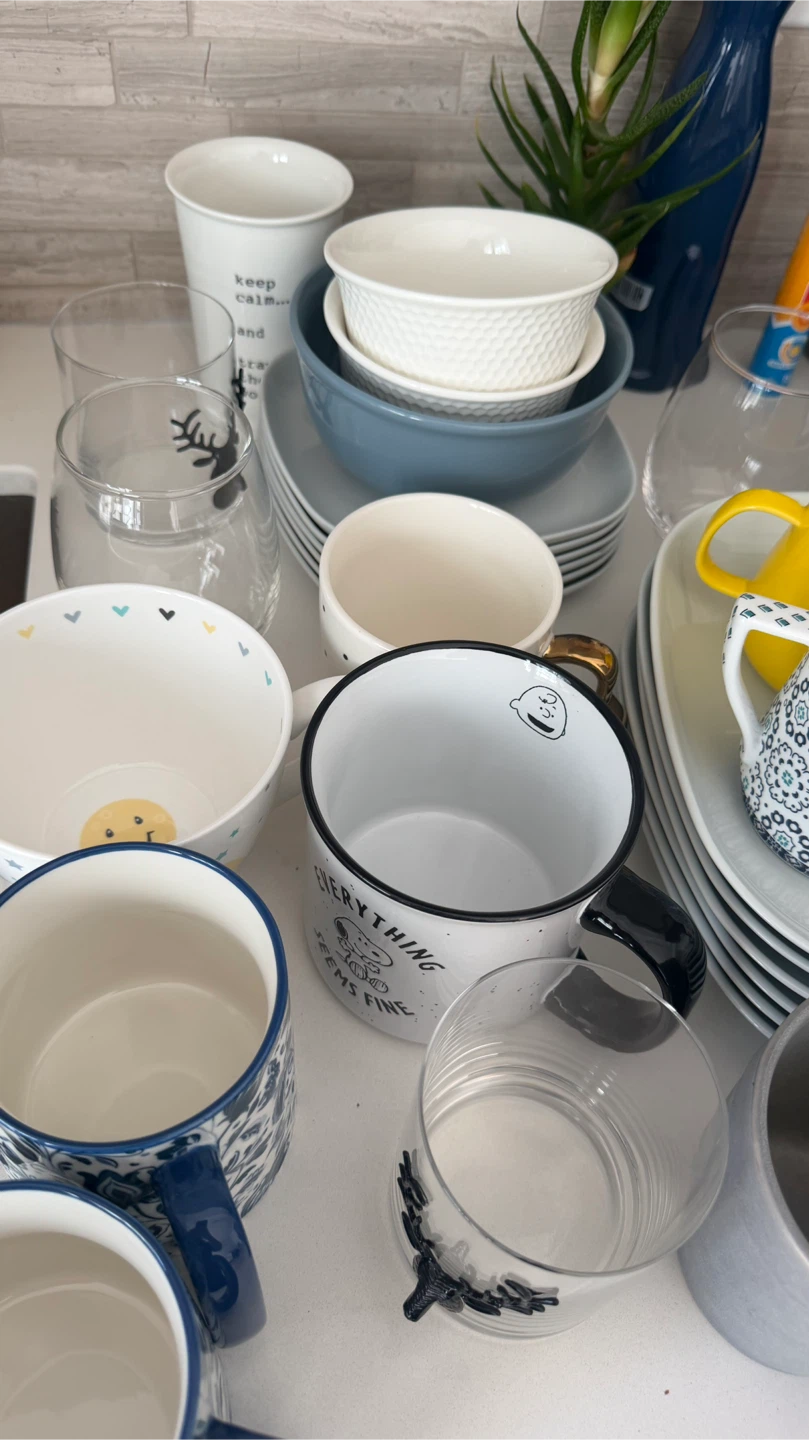 Kitchenware bundle of assorted mugs and dishware - photo 2