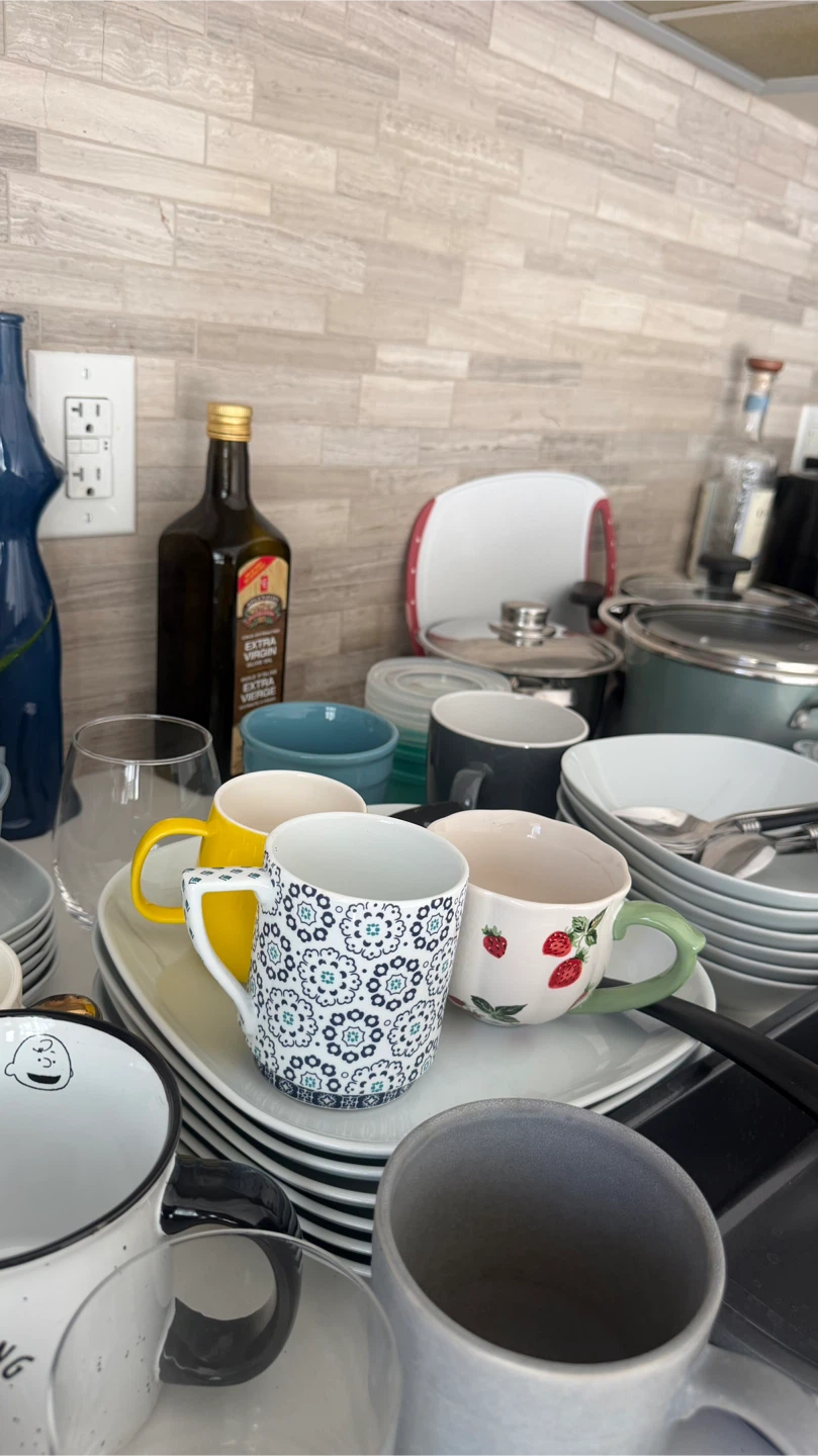 Kitchenware bundle of assorted mugs and dishware - photo 3
