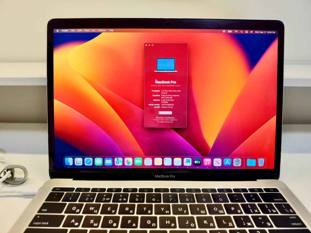 MacBook Pro 13" (2017) – i5 / 8GB RAM / 256GB SSD + Charger