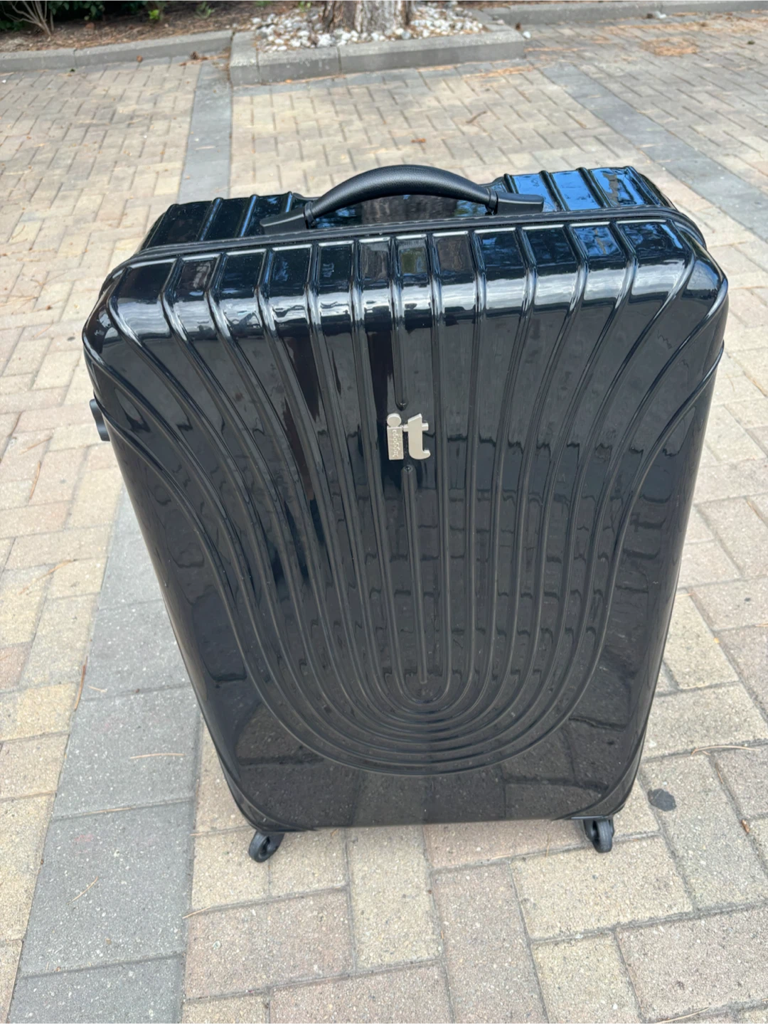 it Luggage Black Hardshell Suitcase