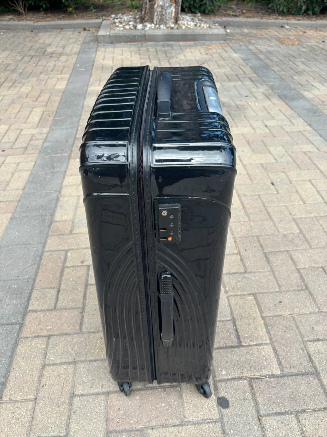 it Luggage Black Hardshell Suitcase - photo 2