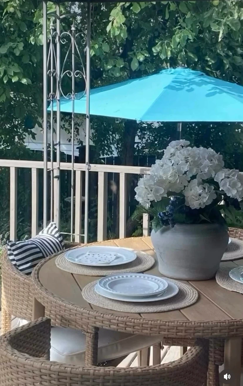 Like new woven 5 piece patio set with cushions