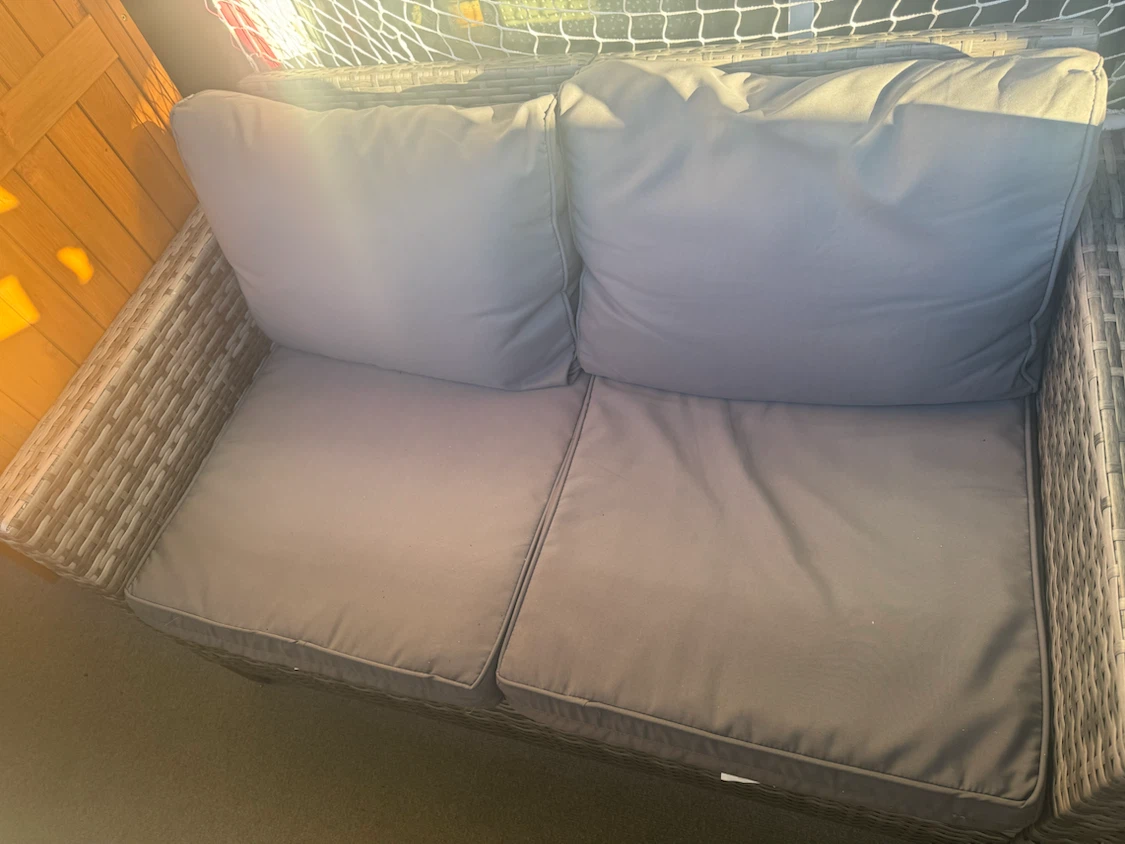 2 seat love seat patio like new