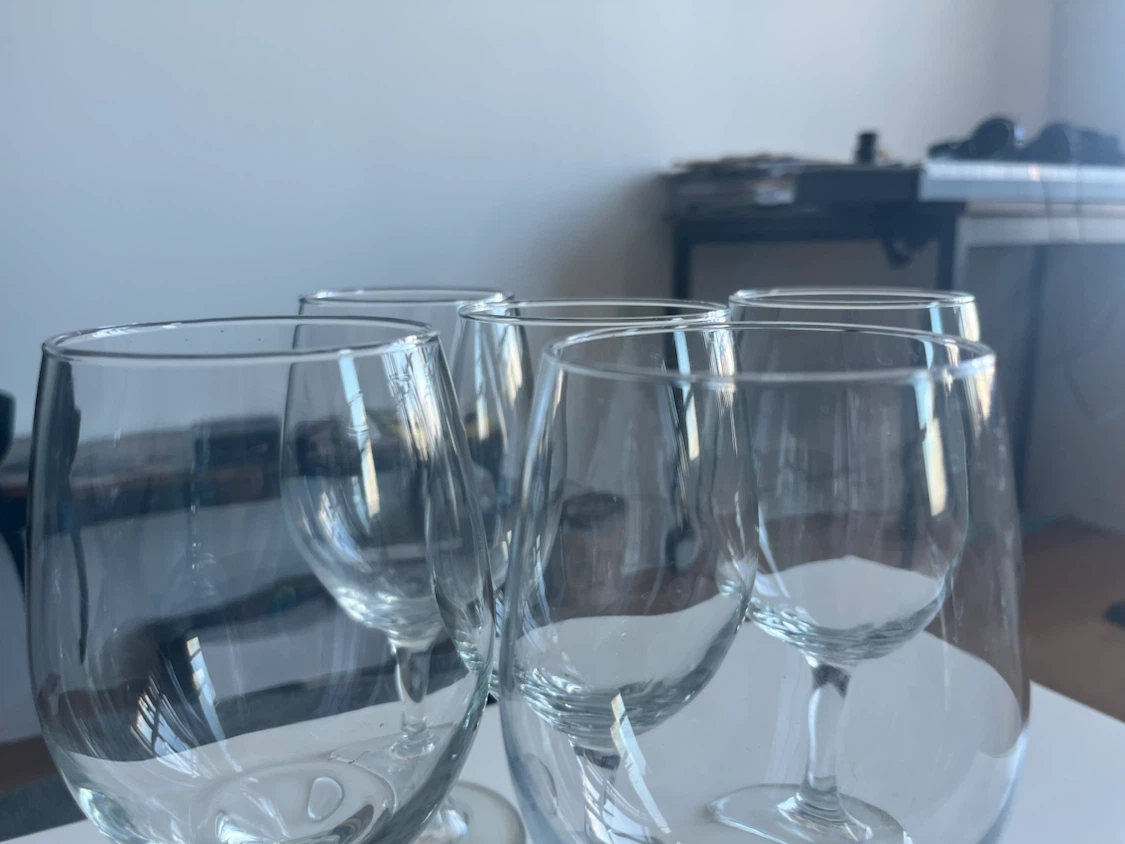 Set of 4 clear glass wine glasses