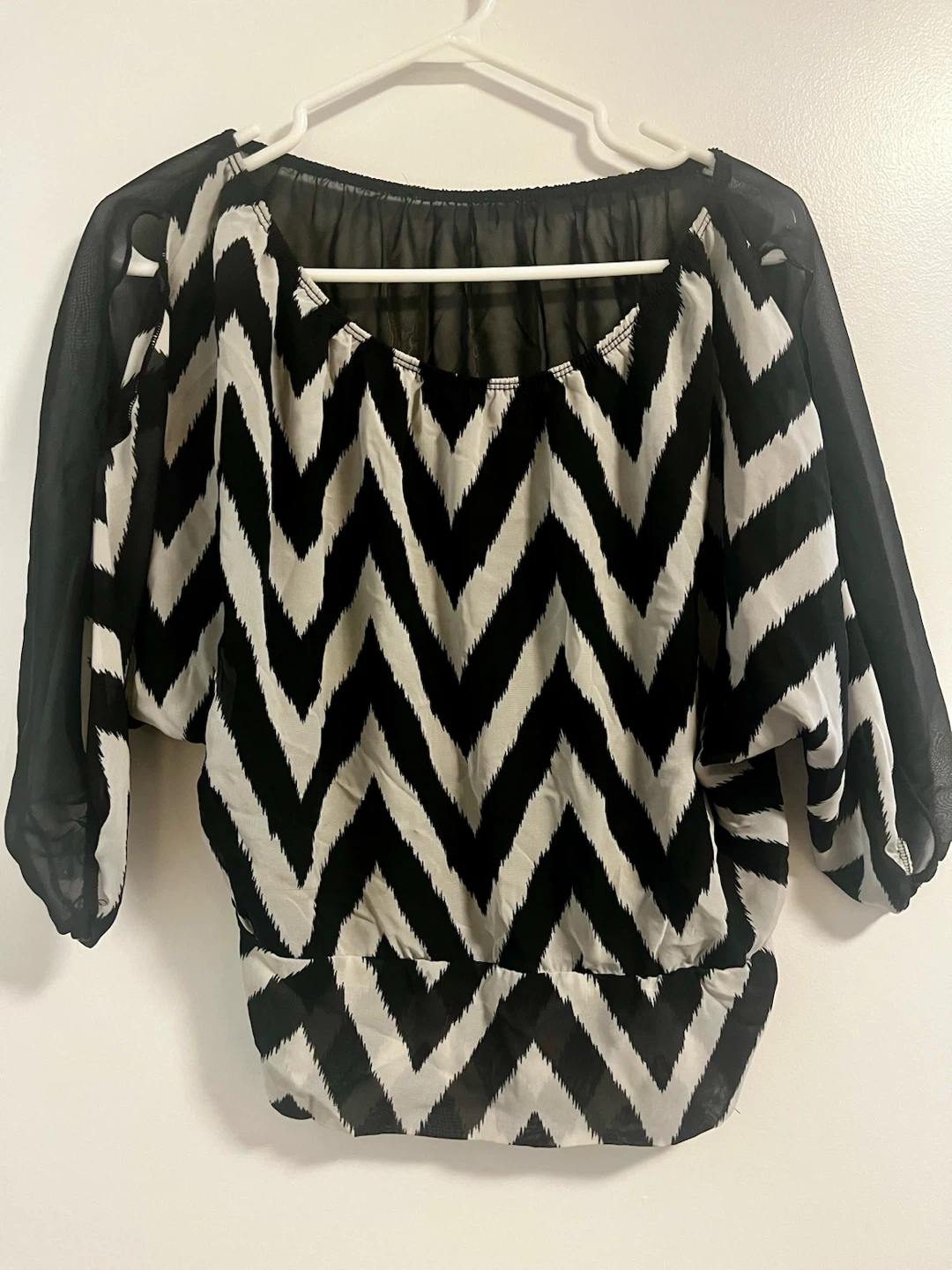 Black and white chevron print cold shoulder blouse - photo 2