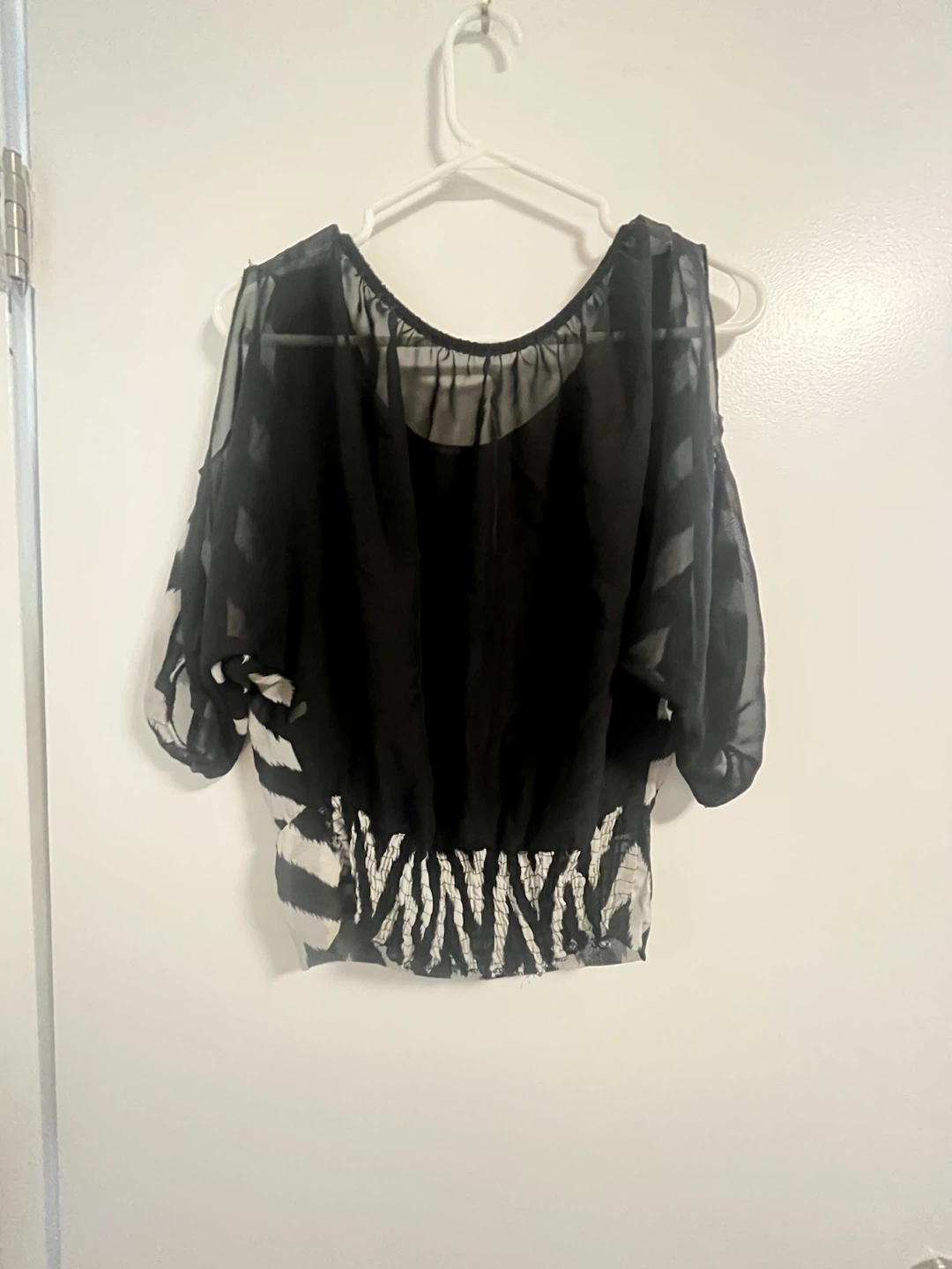 Black and white chevron print cold shoulder blouse - photo 4
