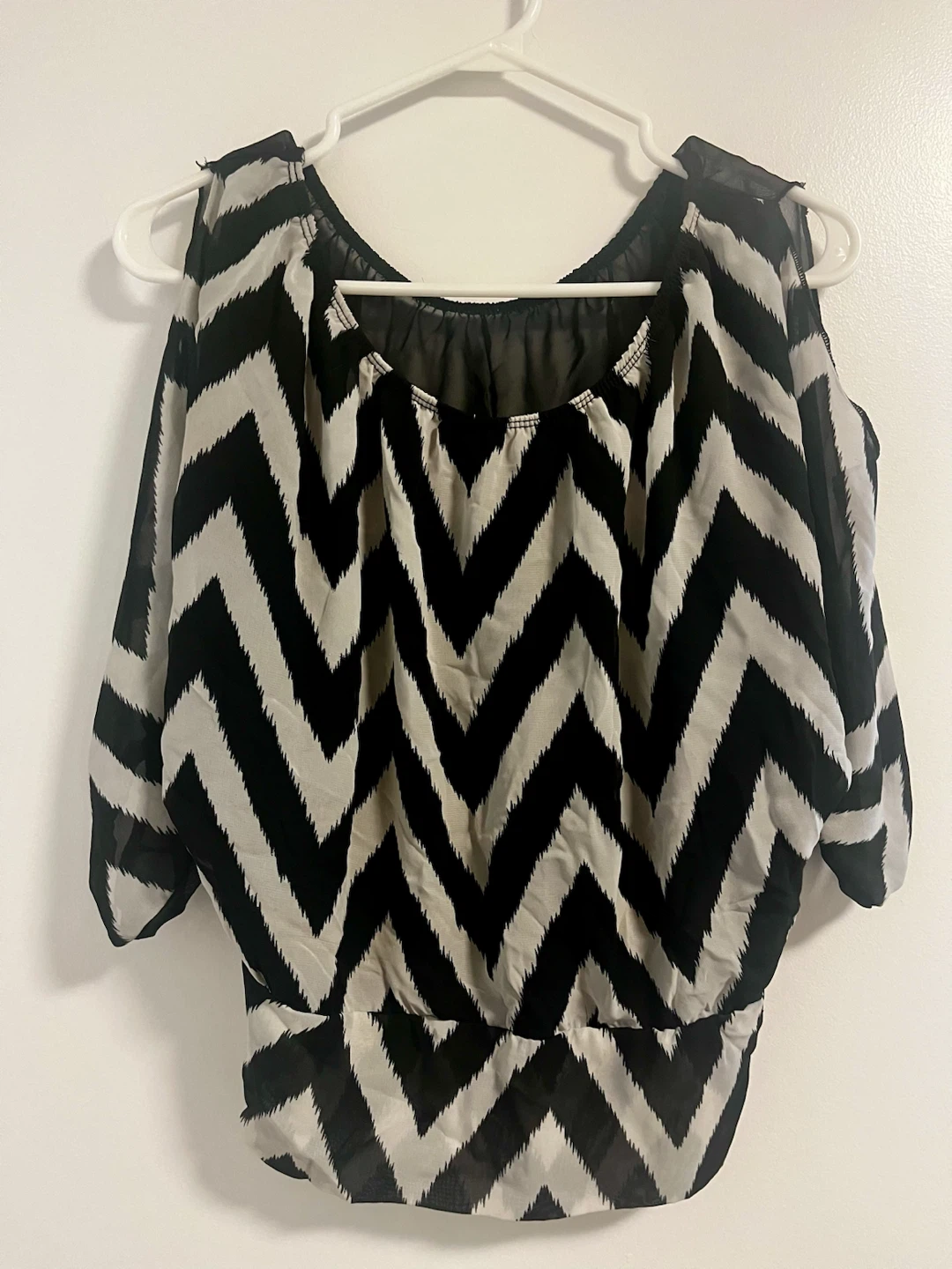 Black and white chevron print cold shoulder blouse - photo 5