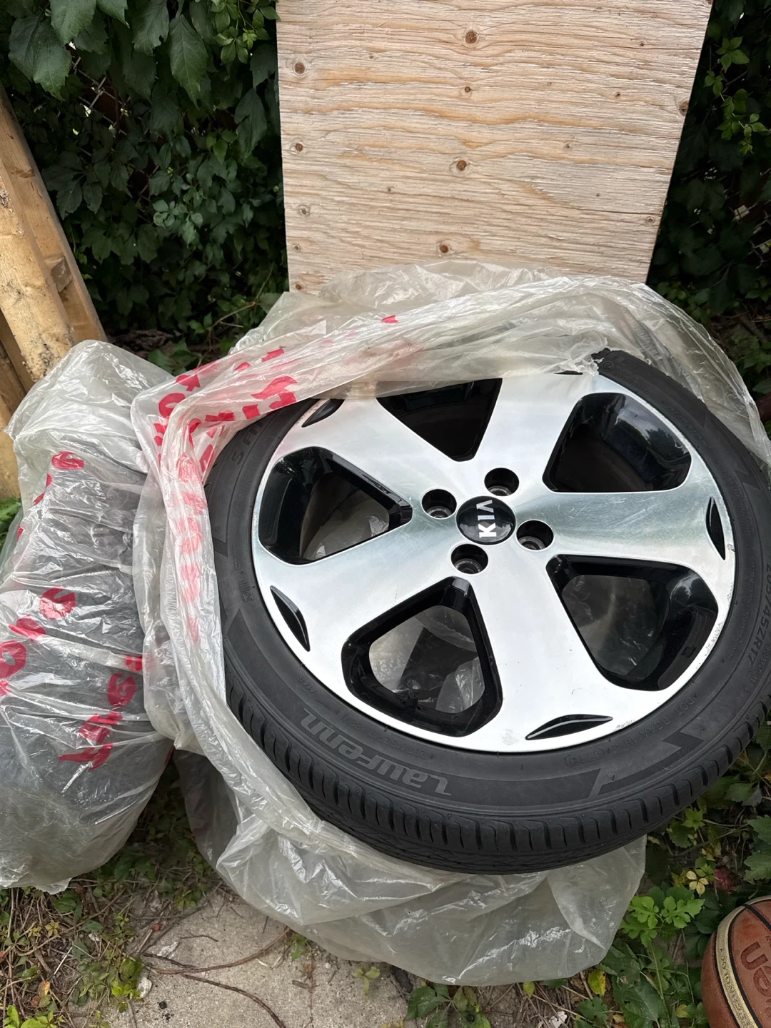 Kia 17-inch Alloy Wheels with Tires
