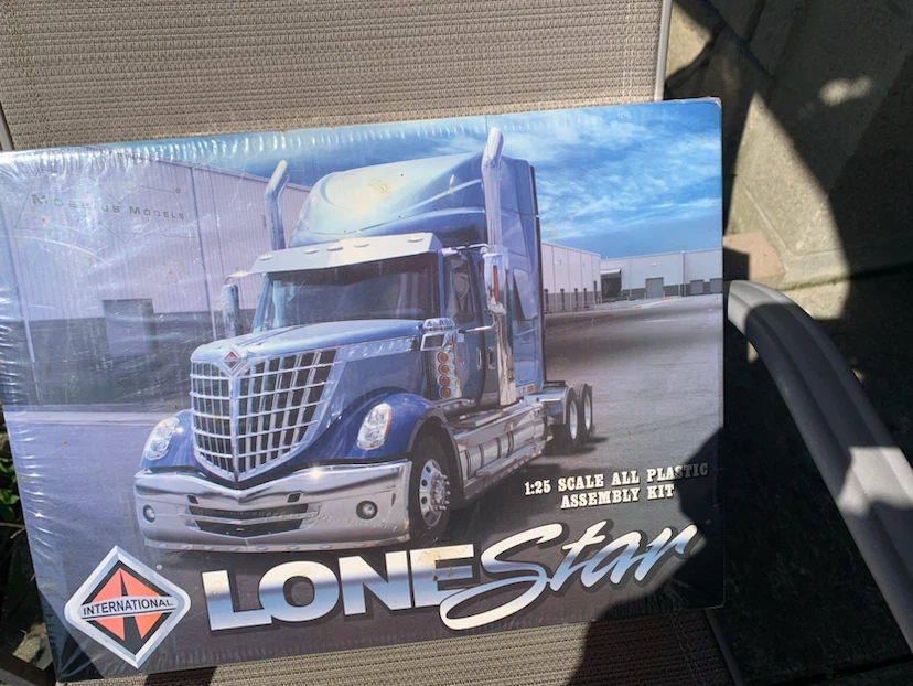Moebius Models International LoneStar 1:25 Scale Model Kit