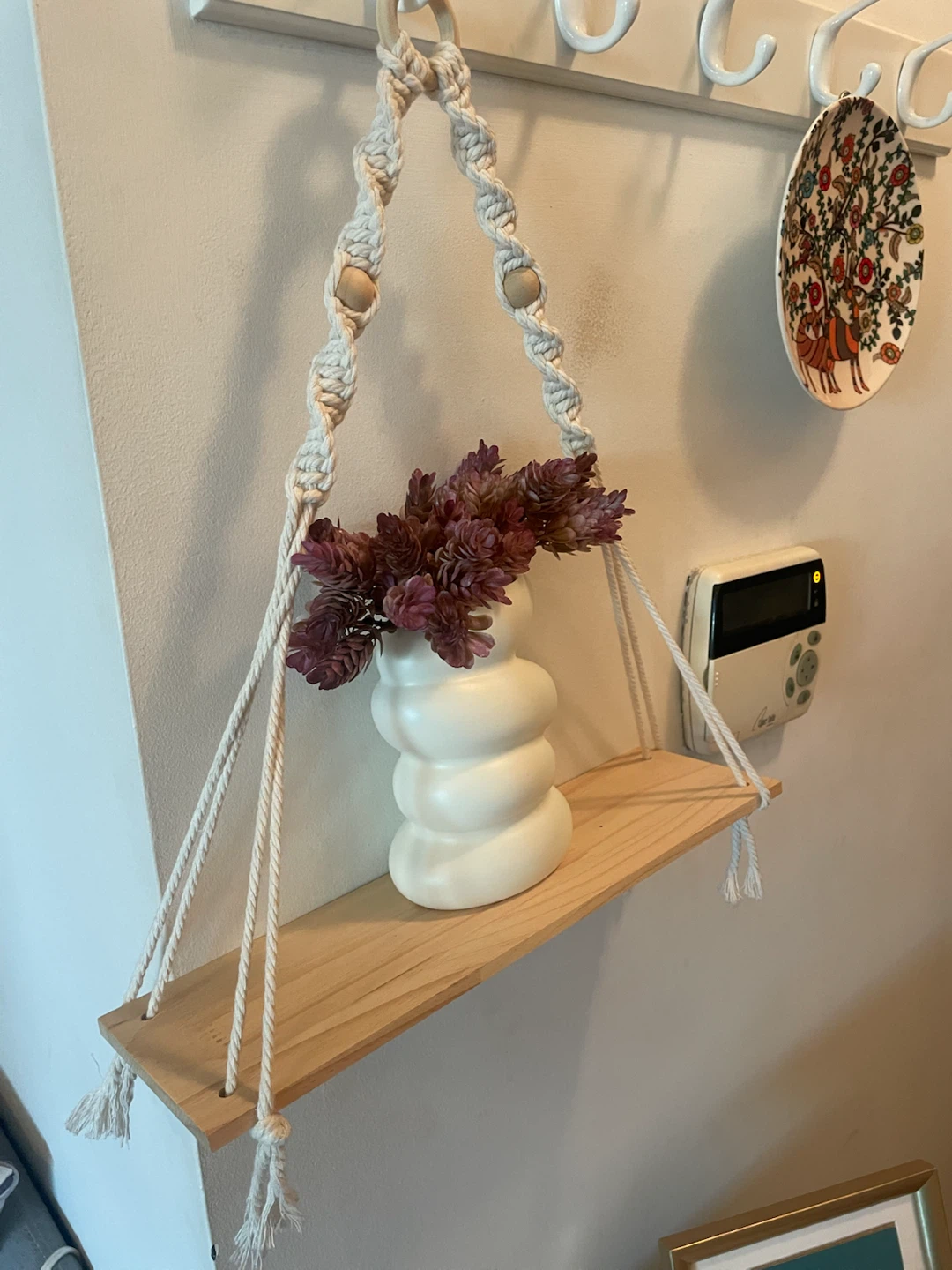 Hanging shelf with white vase and flowers - photo 2