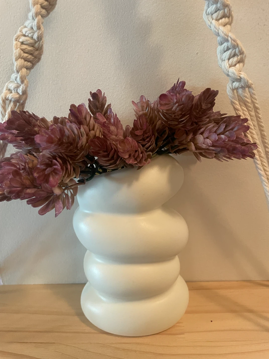 Hanging shelf with white vase and flowers - photo 3