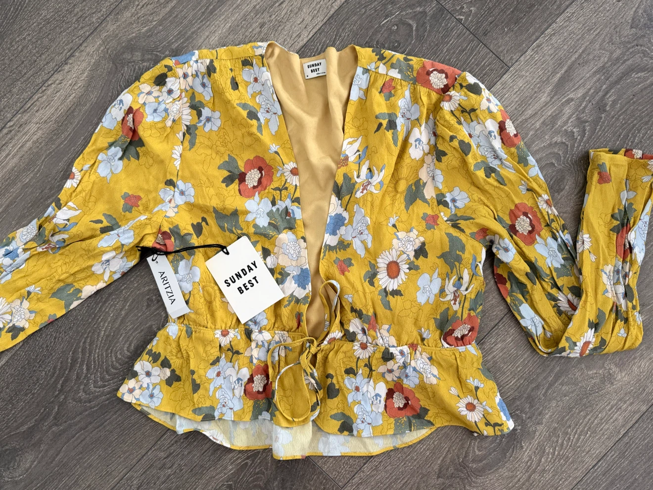 Arizia Sunday Best top M with 🏷️