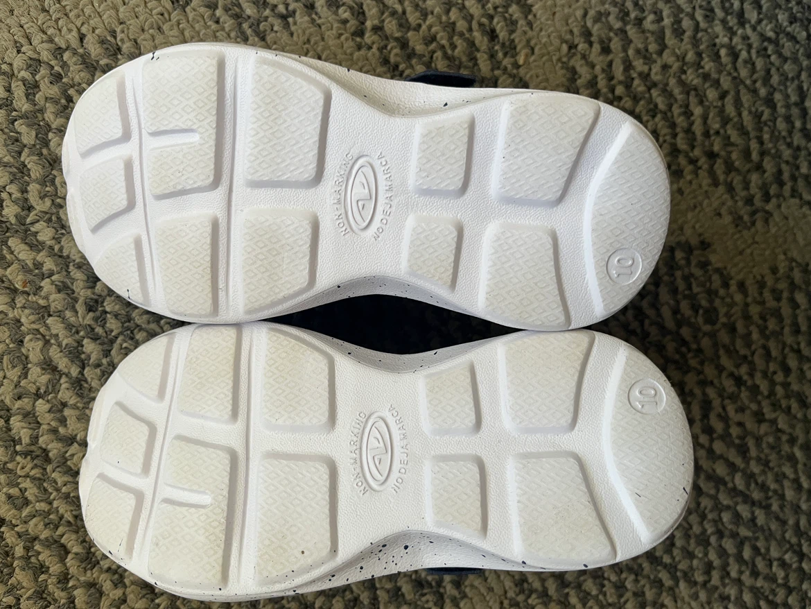 Little Kids Sneakers Size 10 used once - photo 4