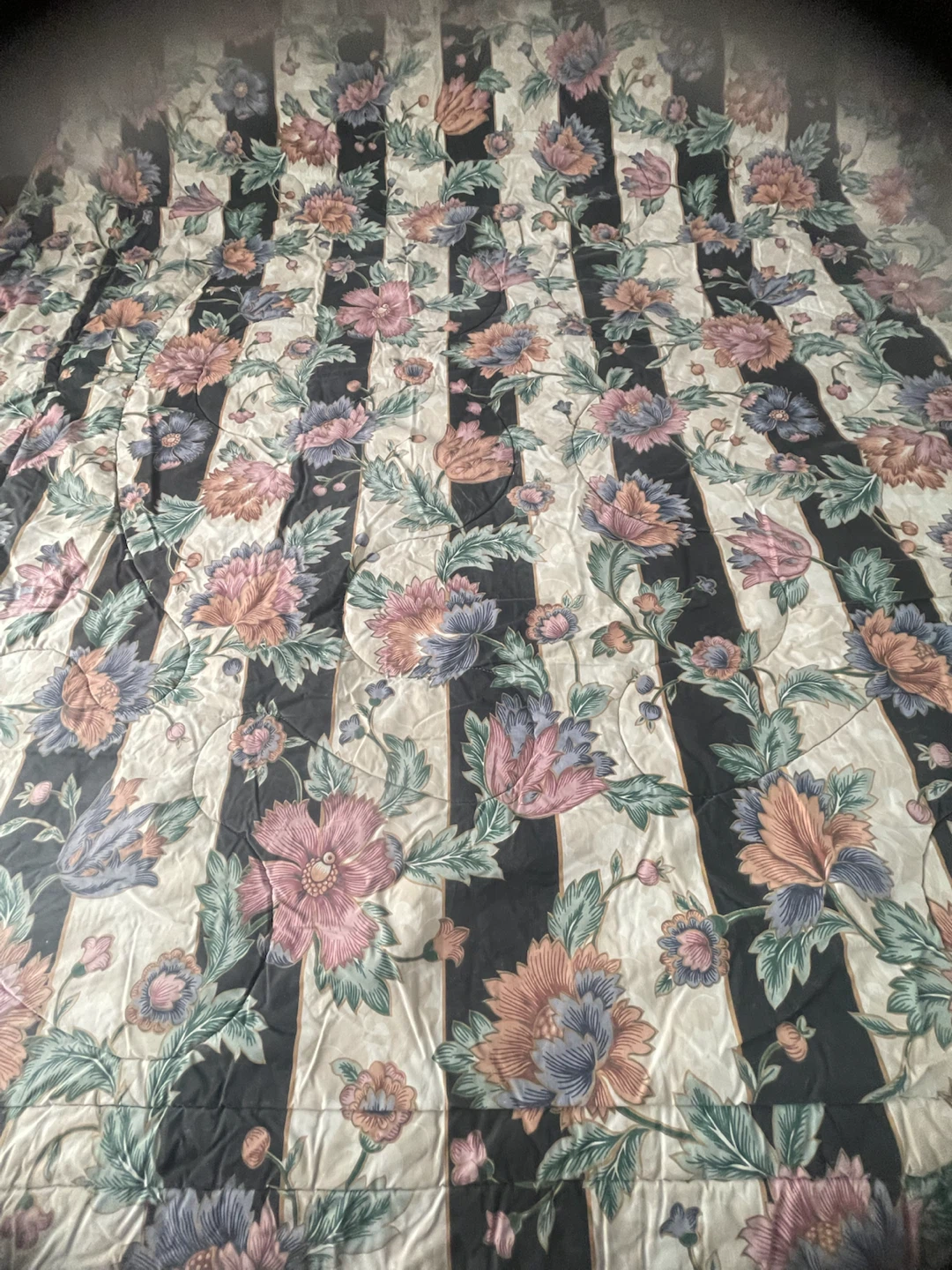 Floral pattern bed quilt