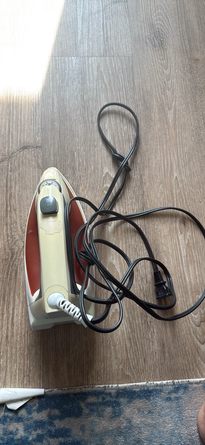 Black and Decker Steam Iron - photo 3