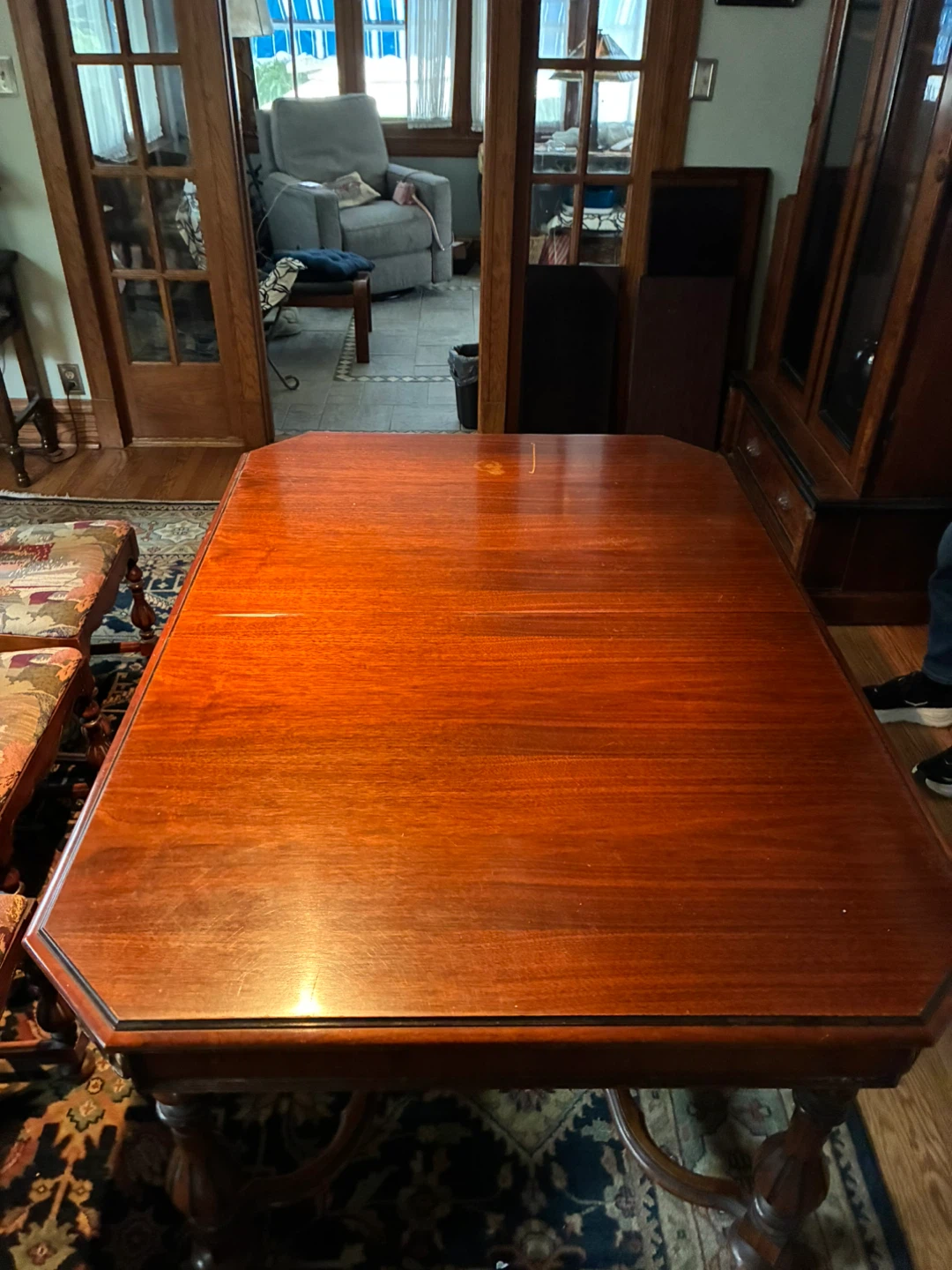 Dining table and chair set with pads and leafs. Mahogany wood
