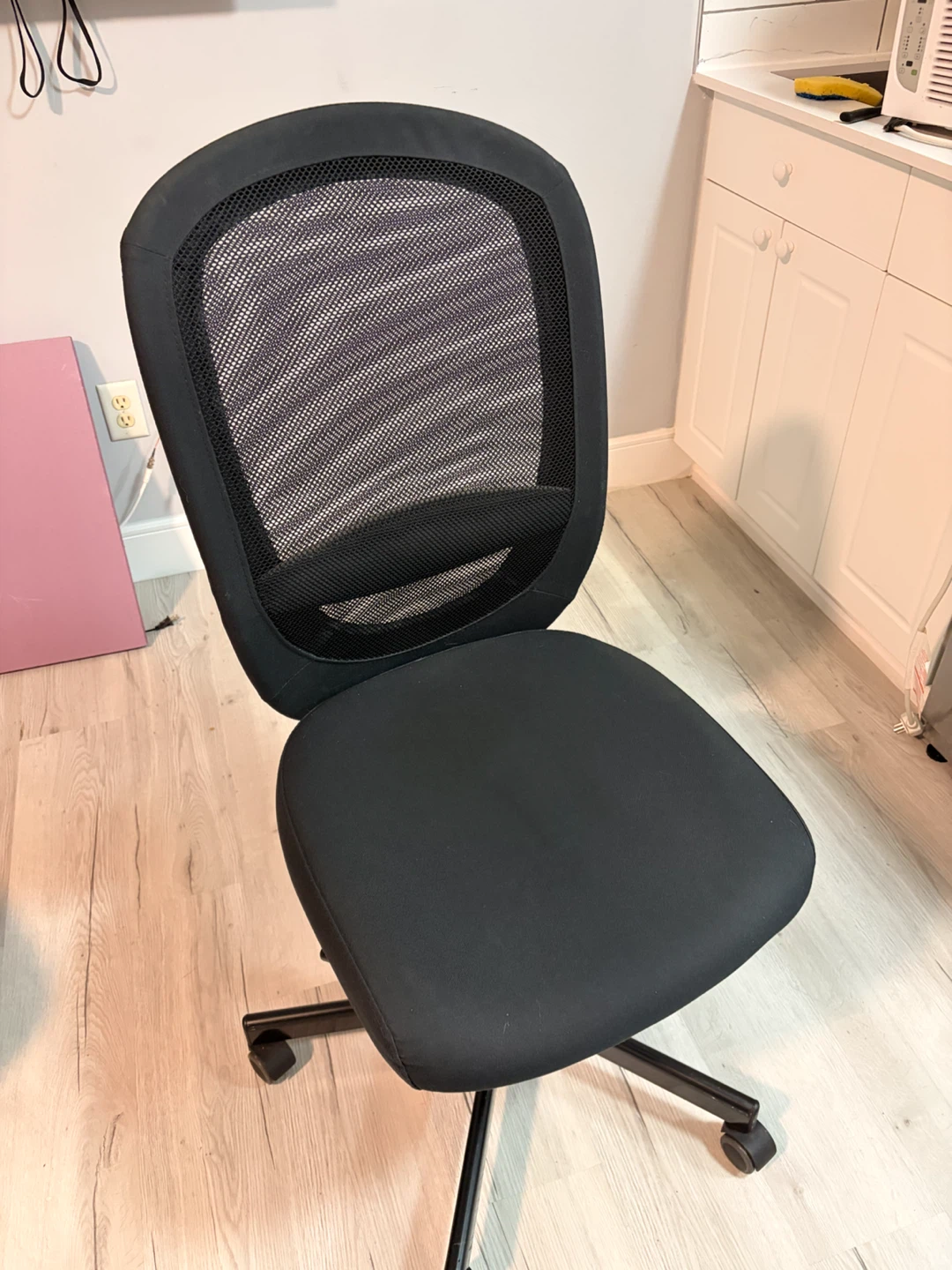 Black mesh office task chair