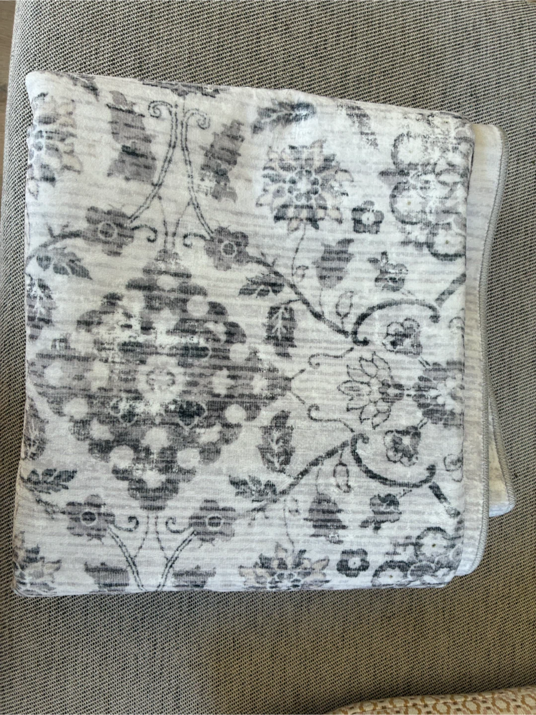 Floral pattern area rug