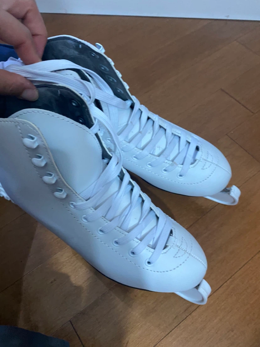 VicHockey White Ice Skates Size 6