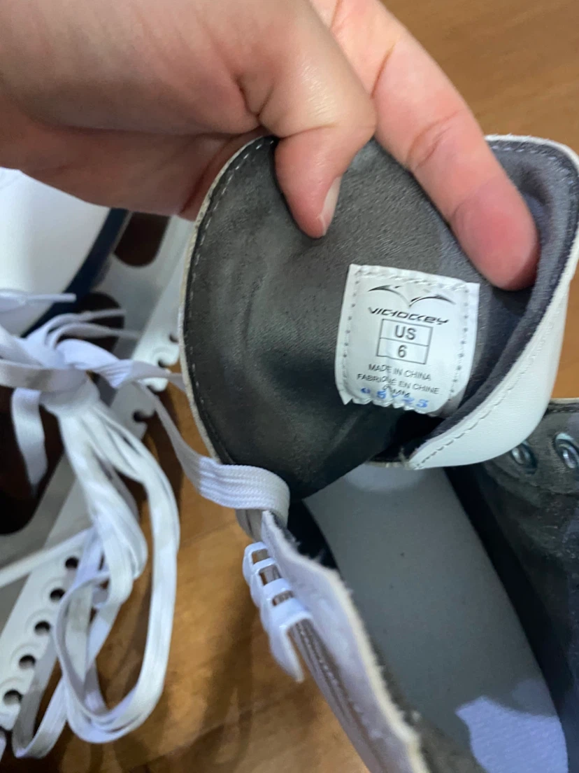 VicHockey White Ice Skates Size 6 - photo 2