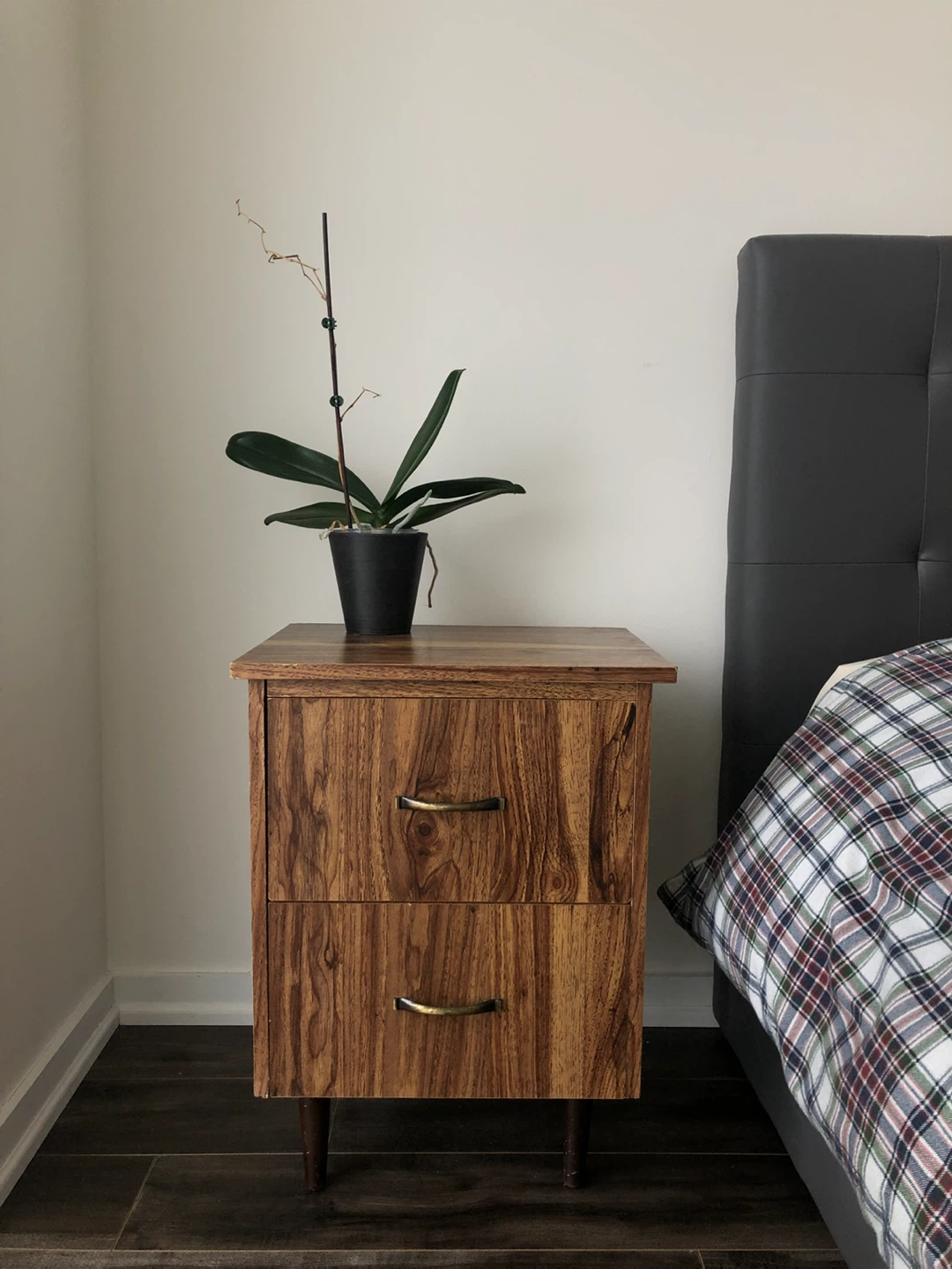 MOVING SALE 🌟 Vintage Wood Grain Two-Drawer Bedside Table - photo 2
