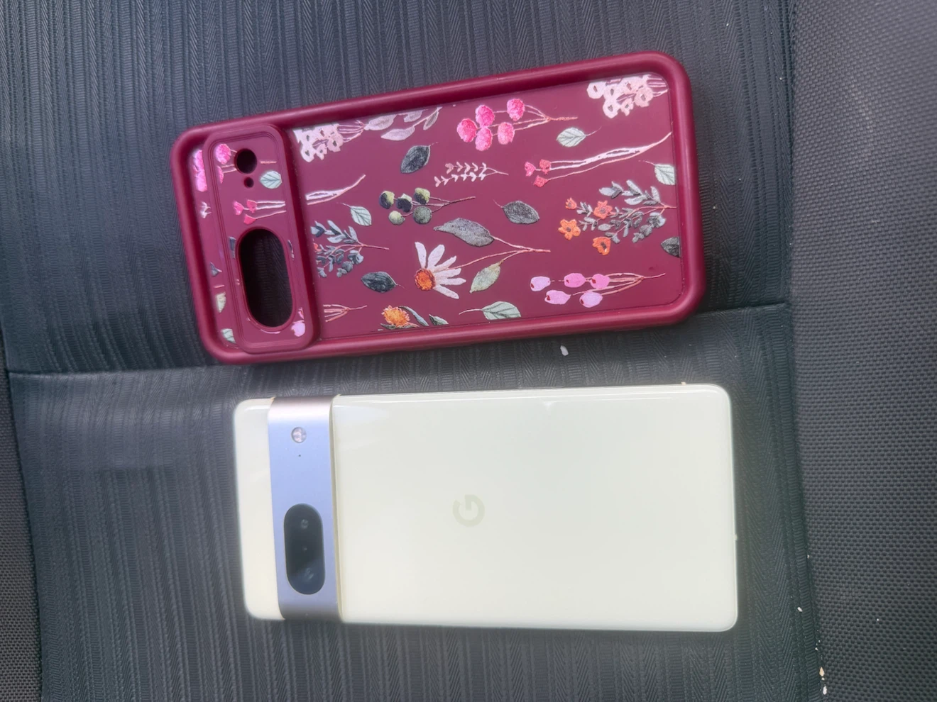 Google Pixel 7 Lemongrass with case & charger - photo 2