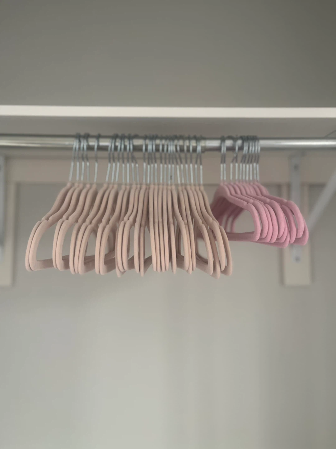 Set of 37 velvet clothes hangers - photo 2