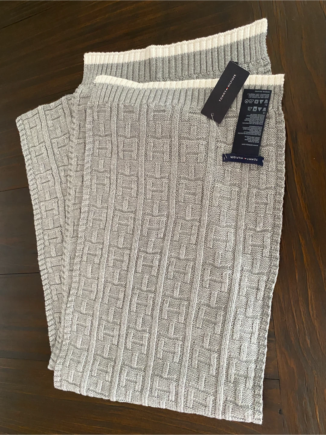Tommy Hilfiger knit scarf