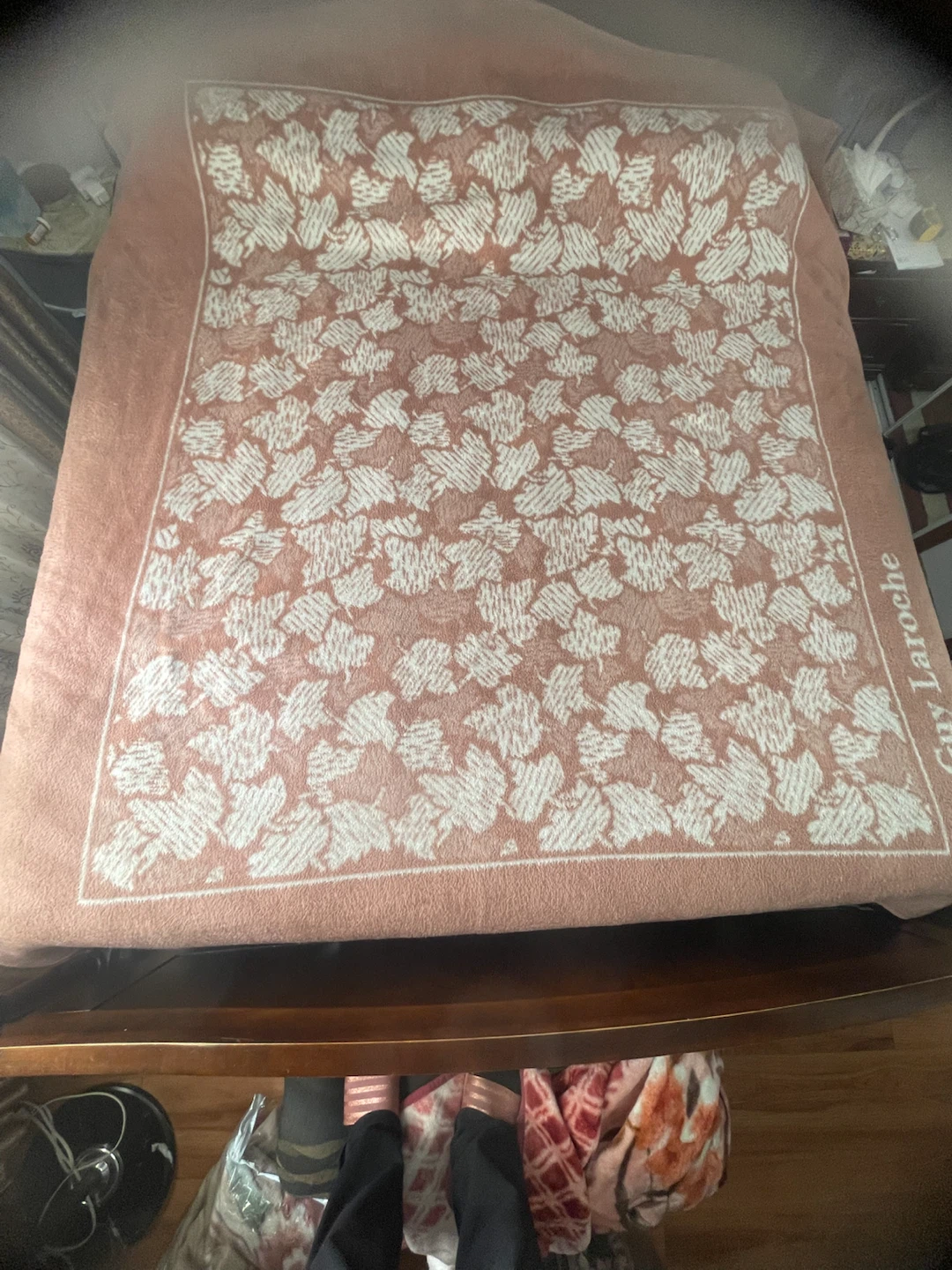 Guy Laroche Leaf Pattern Throw Blanket - photo 2