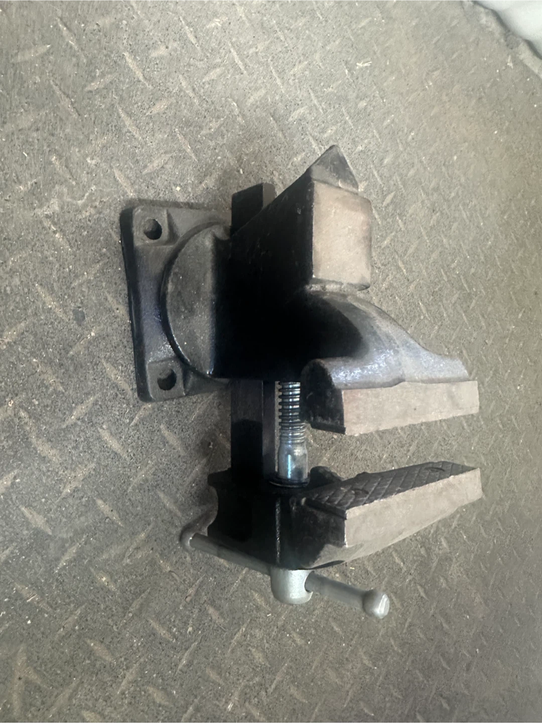 Cast iron bench vise