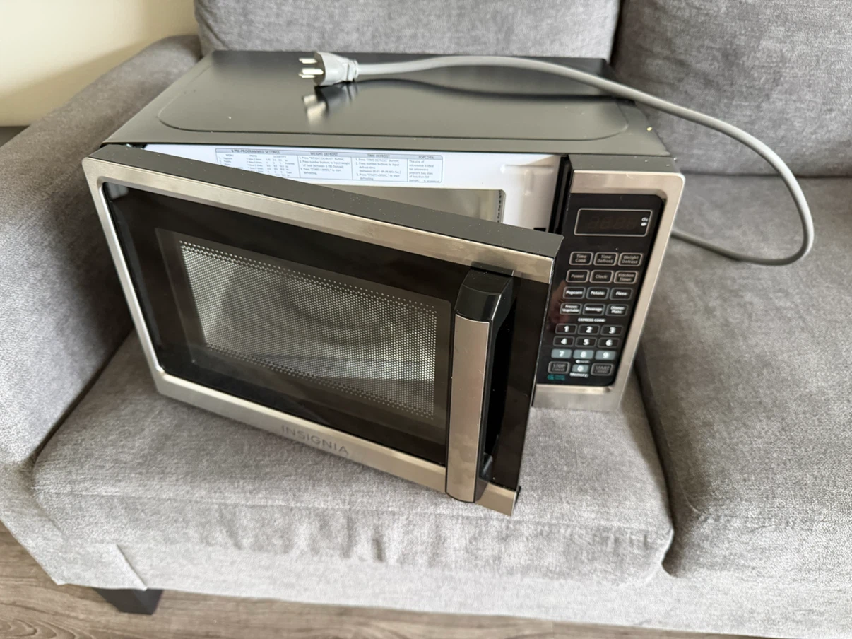 Insignia Countertop Microwave