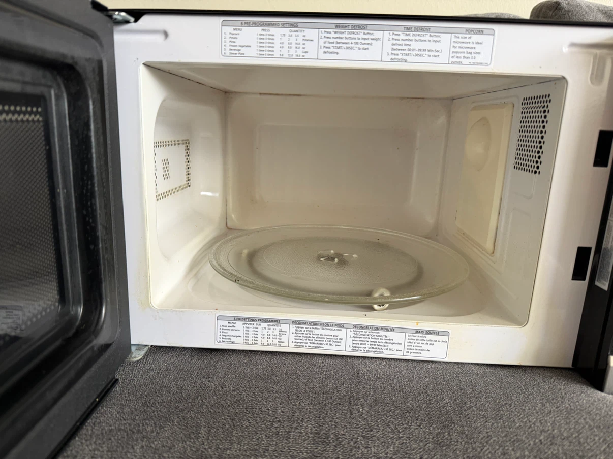 Insignia Countertop Microwave - photo 2