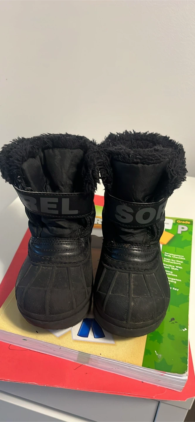 pair of SOREL Snow Commander Winter Boots size 9 toddlers