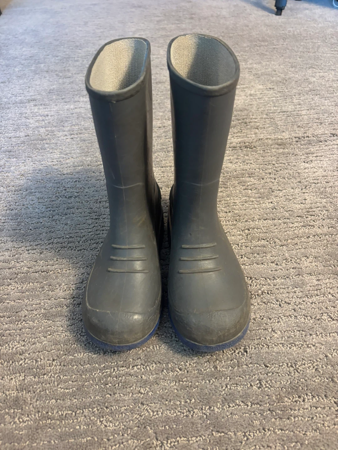 Kids rain boots size 2
