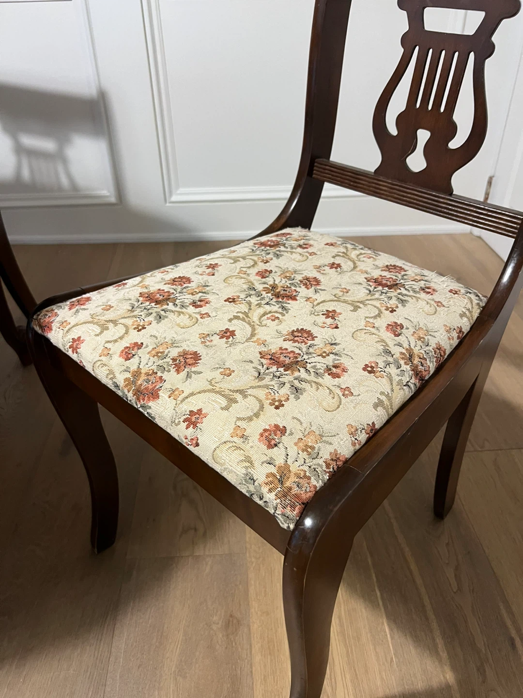 Wooden Dining Table & Chairs with Floral Cushions - photo 4