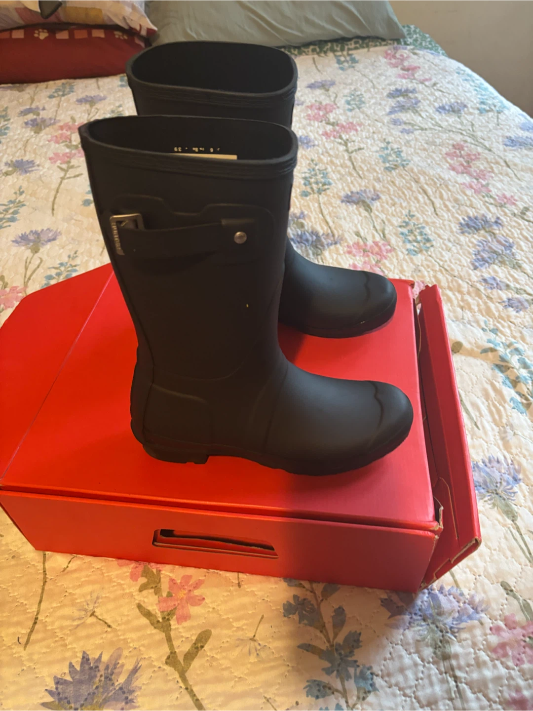 Women’s Hunter Rain boots SZ8 - photo 2