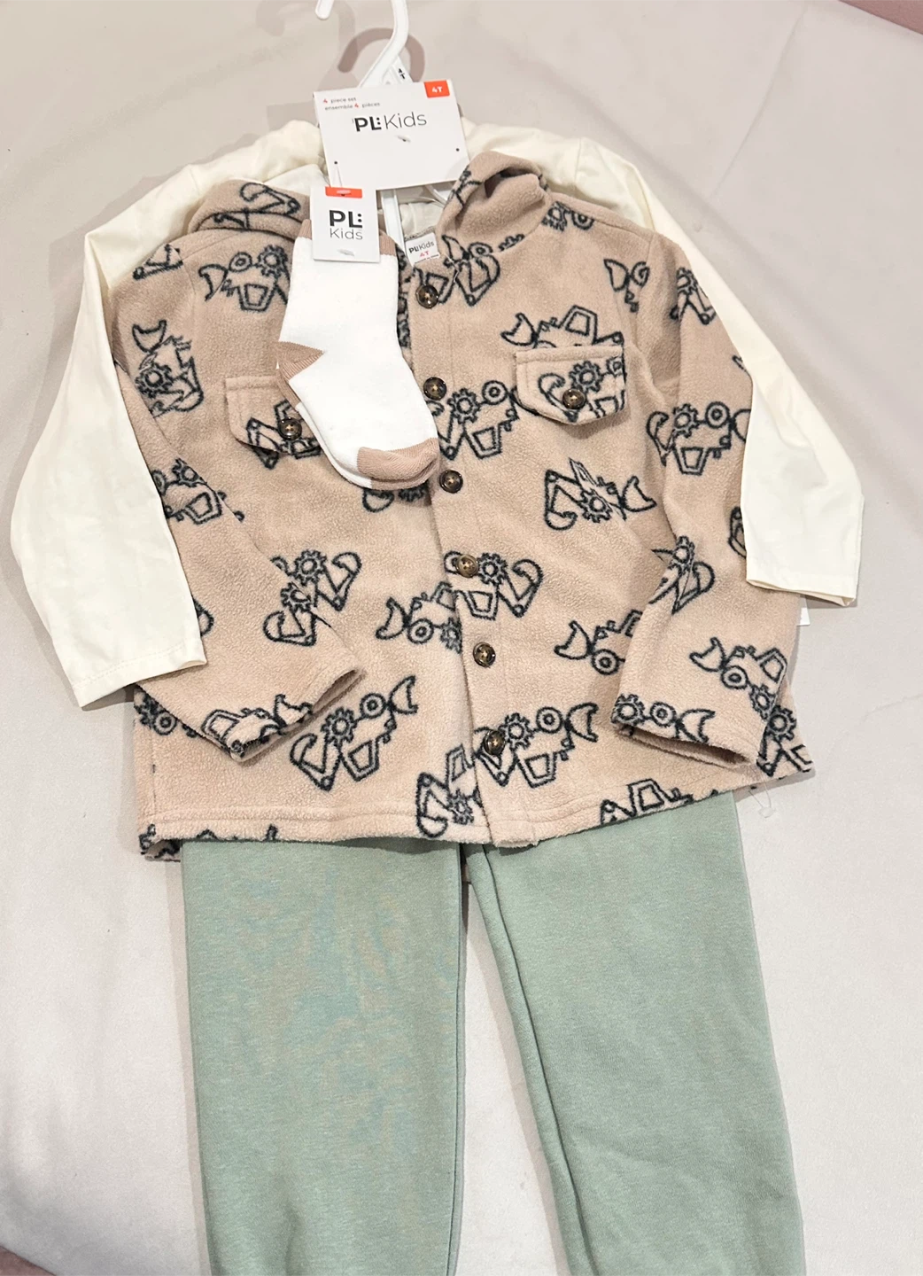 NEW 4pcs boys outfit (size 4T)