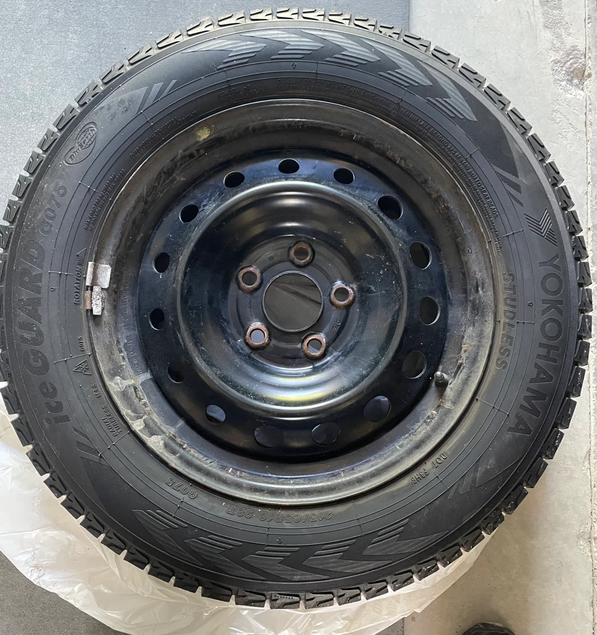 Yokohama IceGuard G075 Winter Tire 215/65 R16