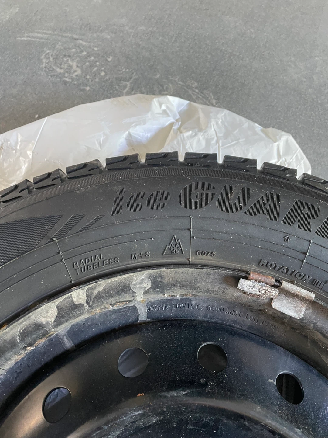 Yokohama IceGuard G075 Winter Tire 215/65 R16 - photo 2