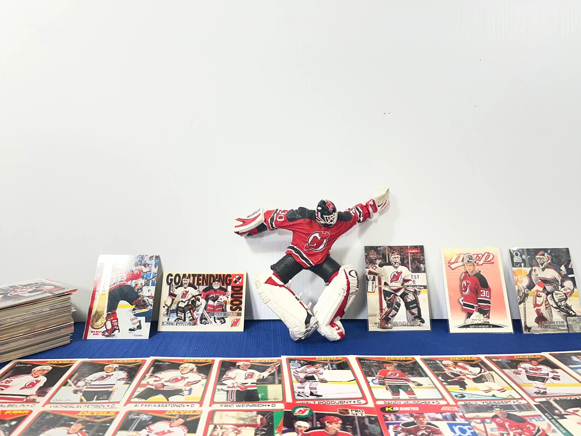 Vintage NJ Devils Lot: Brodeur Figure & Error Cards - photo 2